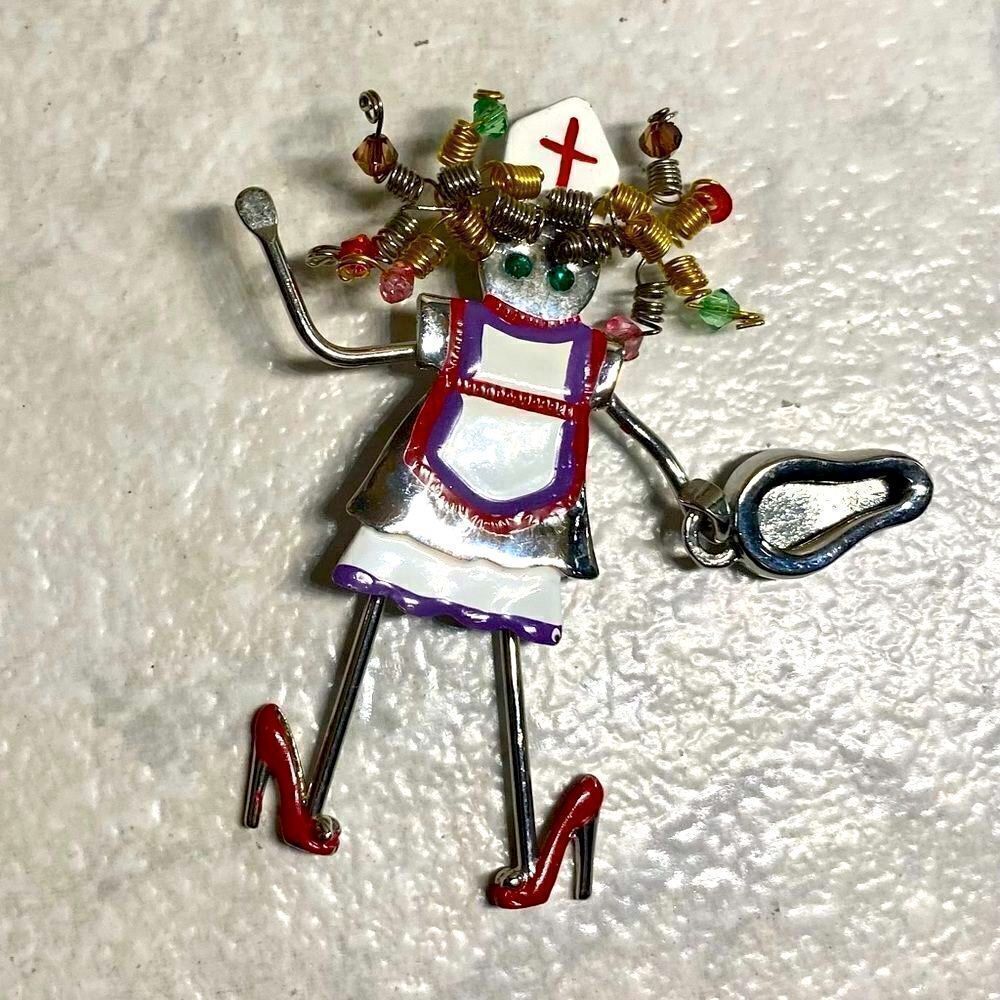 CARRETE by Ganz Bratz Nurse pin/pendant